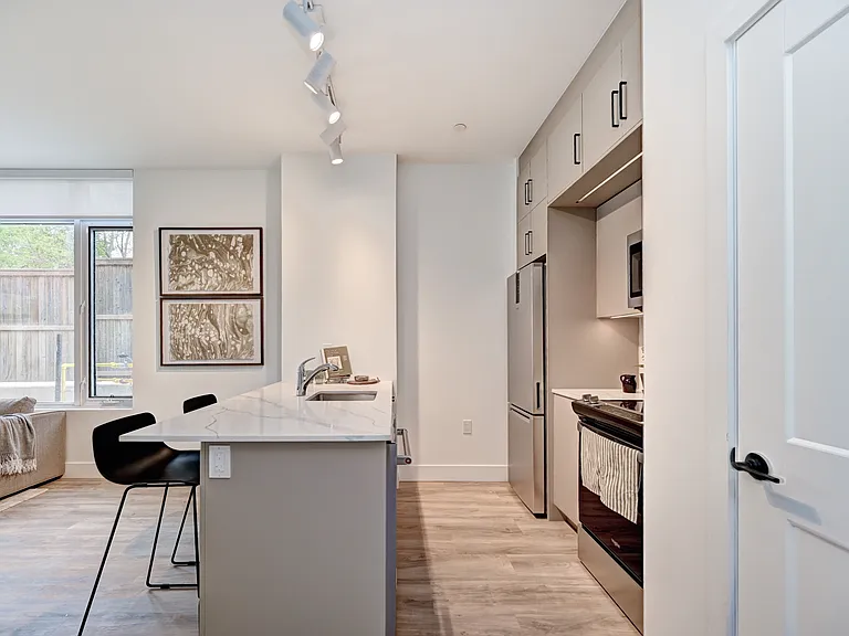 415 Duke St W — Photo 8