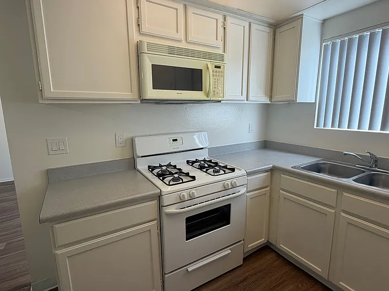 Farmdale Court Apartments — Photo 6