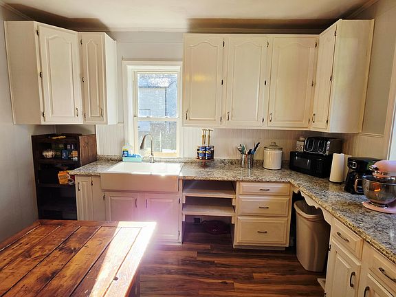 4th image of 300 River View Dr