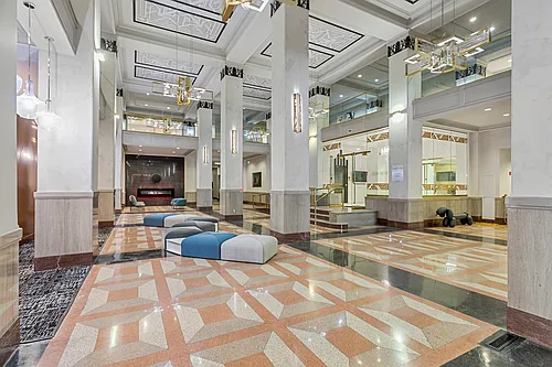 Pickwick Plaza Photo 1