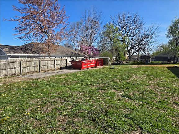 3rd image of 708 W Dryden St