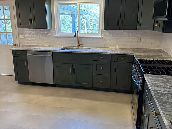 3rd image of 721 Laurel Oak Dr