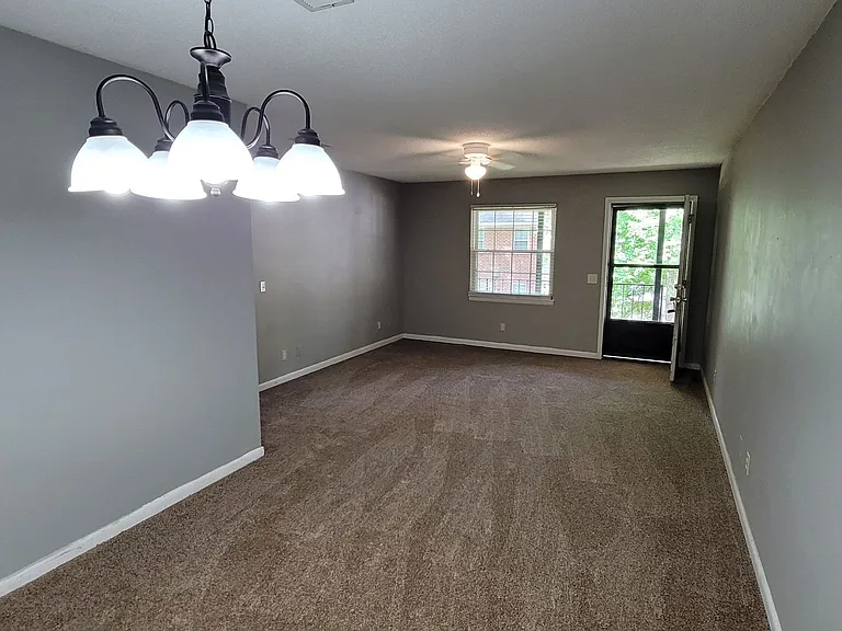 1704 Ashford Ln — Photo 6