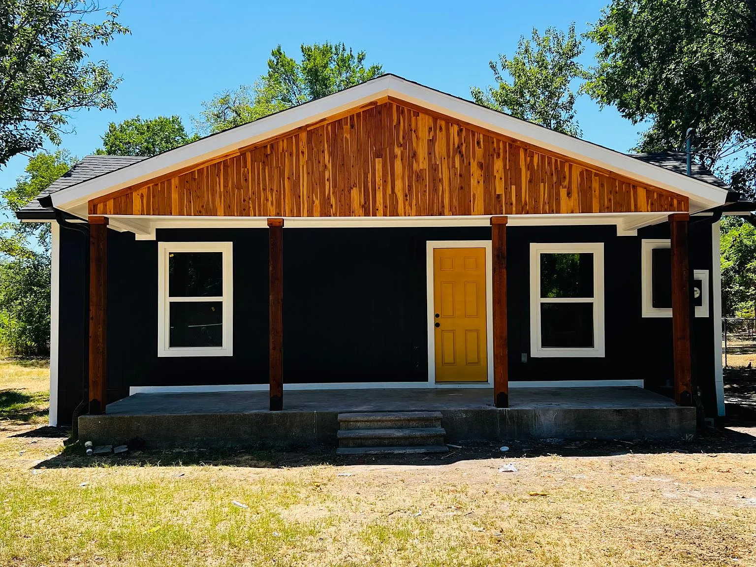 2705 W Sycamore Ave — Photo 1