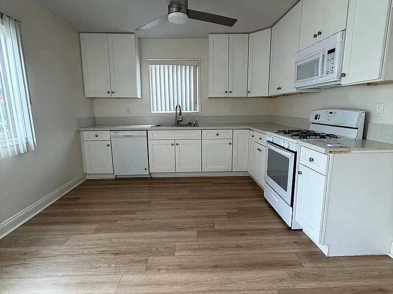 Encino Royal — Photo 15