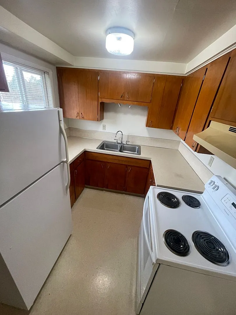 Large 2 Bedroom over looking the Golf Course! — Photo 4
