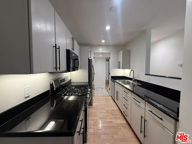 330 S Barrington Ave #309 — Photo 6
