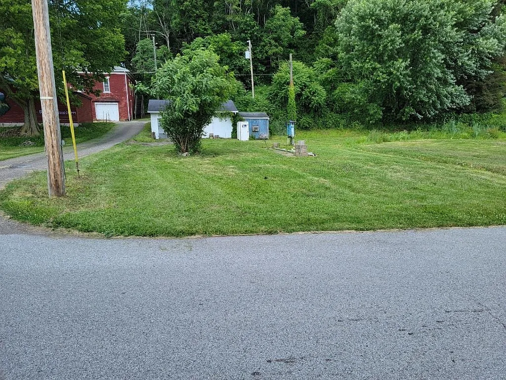 406 Apple Ave photo 1