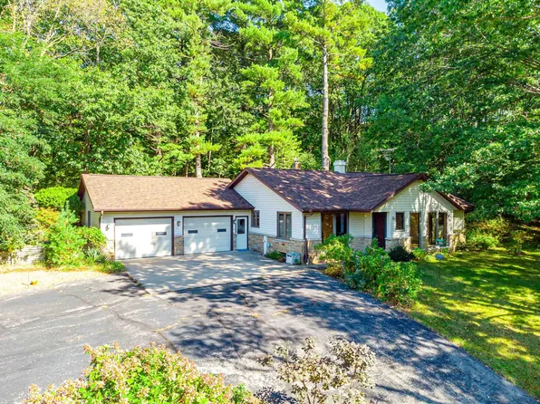 N3440 Pine Crest Ln, Hortonville, WI 54944