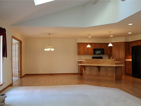 3rd image of 1009 Meadow Dr NW