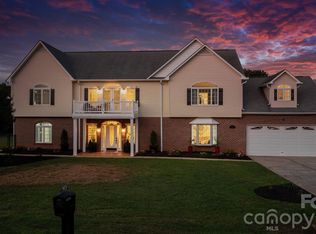 1360 Sweetbriar Ln, Hickory, NC 28602