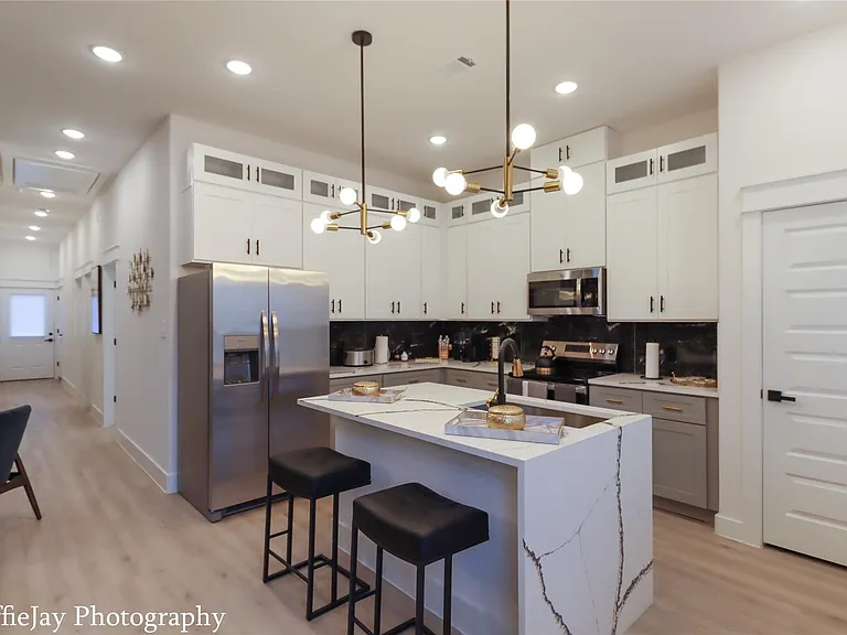 4834 Higgins St #B — Photo 4