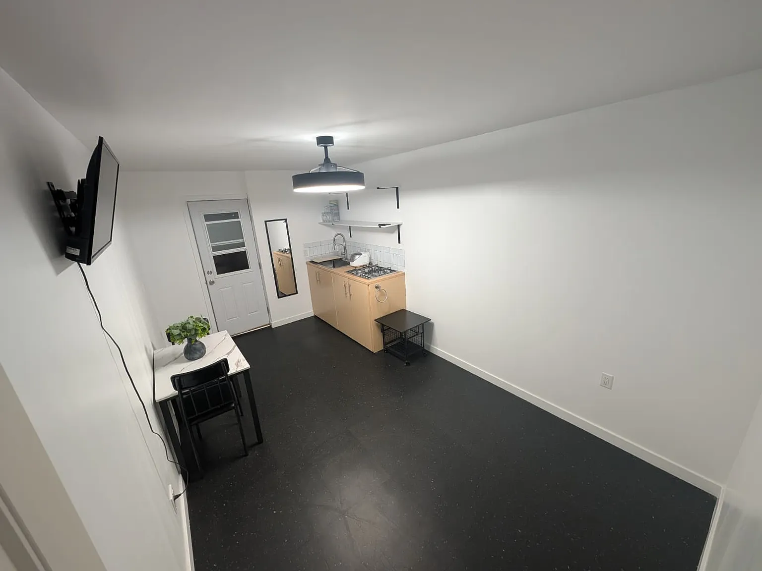 Studio, 700 sqft, $1,500 — Photo 4