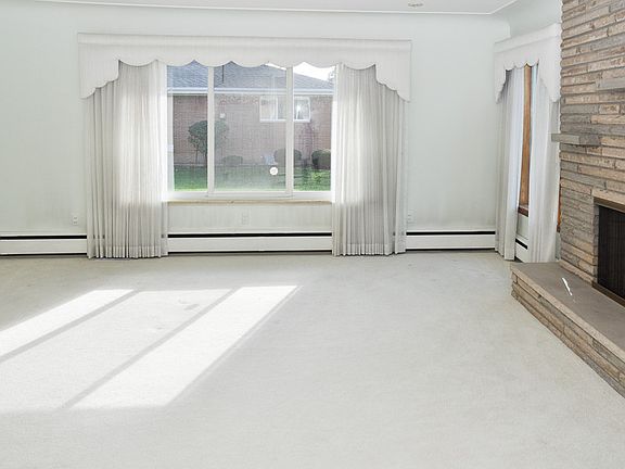 5th image of 2190 Augsburg Dr