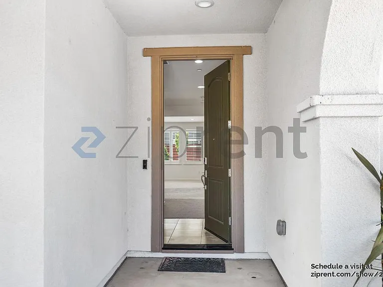 350 E Huntley Ave — Photo 4
