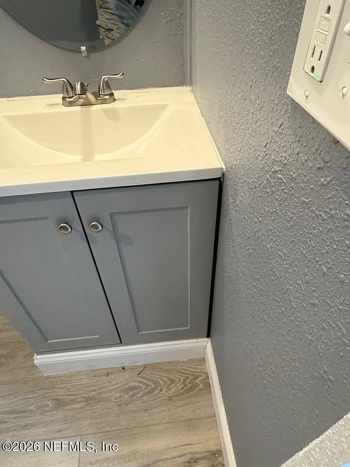 4 bed, 2.0 bath, 1000 sqft, $2,400 — Photo 3