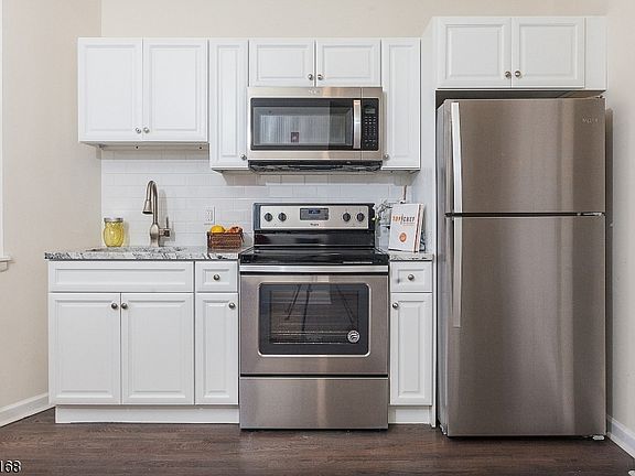 4th image of 574 Bloomfield Ave #1
