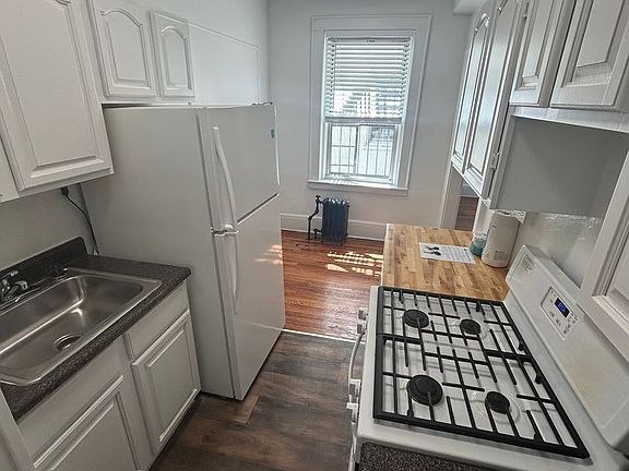 2nd image of 7 Saint Lukes Pl APT 212
