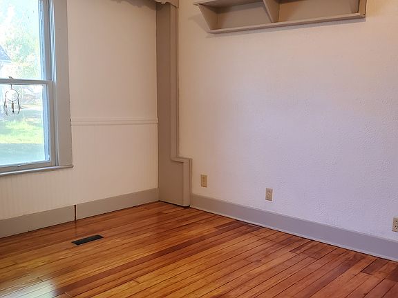 3rd image of 729 Blunt St