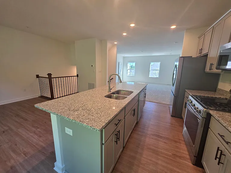 1806 Canterbury Dr — Photo 10