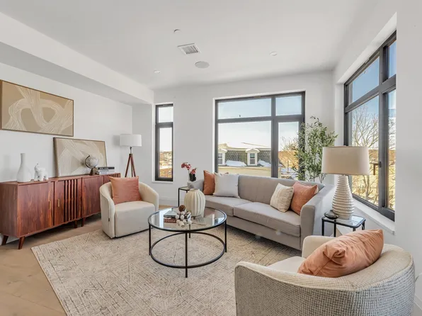 34 Oak St #102, Hyde Park, MA 02136