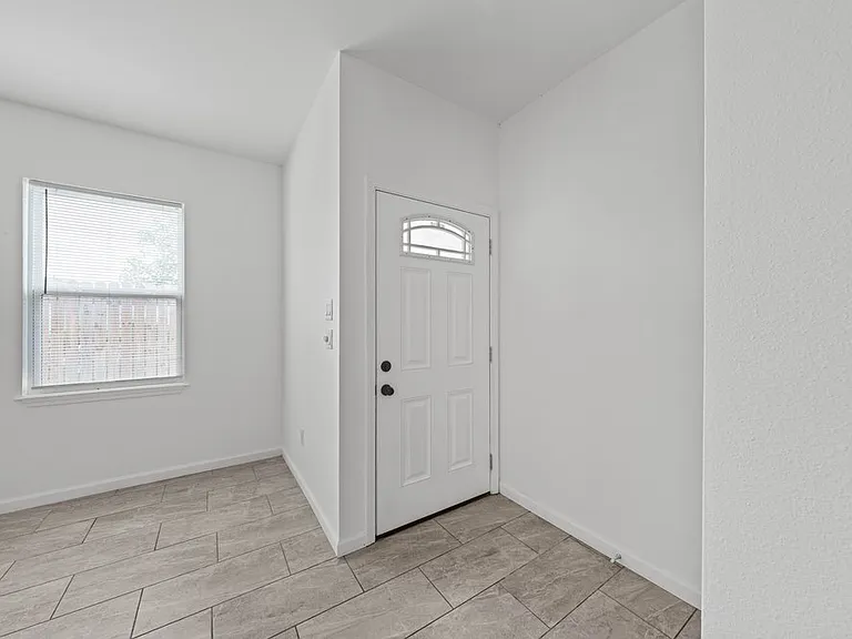 323 Gabriel St #201 — Photo 4