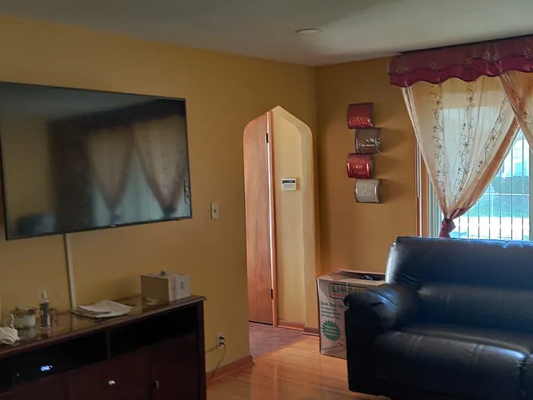 1864 Linwood Ave — Photo 5