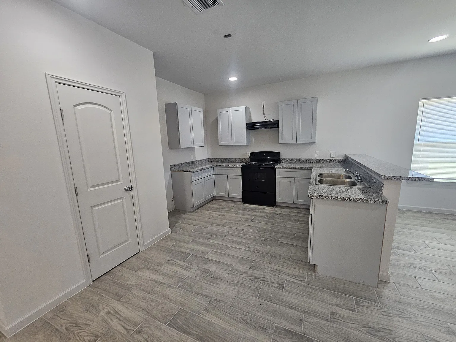 4 bed, 1869 sqft, $2,200 — Photo 4