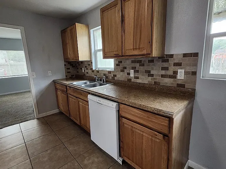 3 bed, 1000 sqft, $1,775 — Photo 4