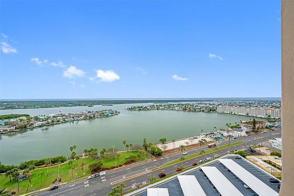 1 bed, 1.5 bath, 995 sqft, $2,495 — Photo 2