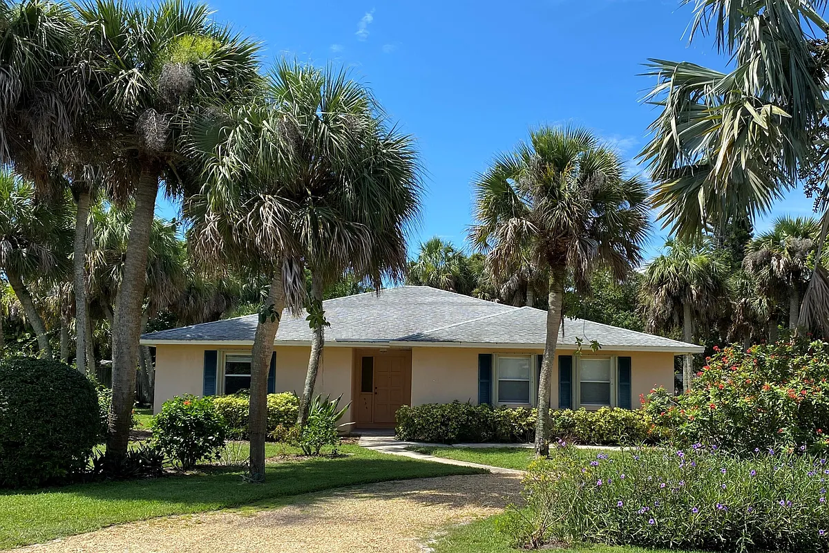 Building Photo - 956 Tulip Ln