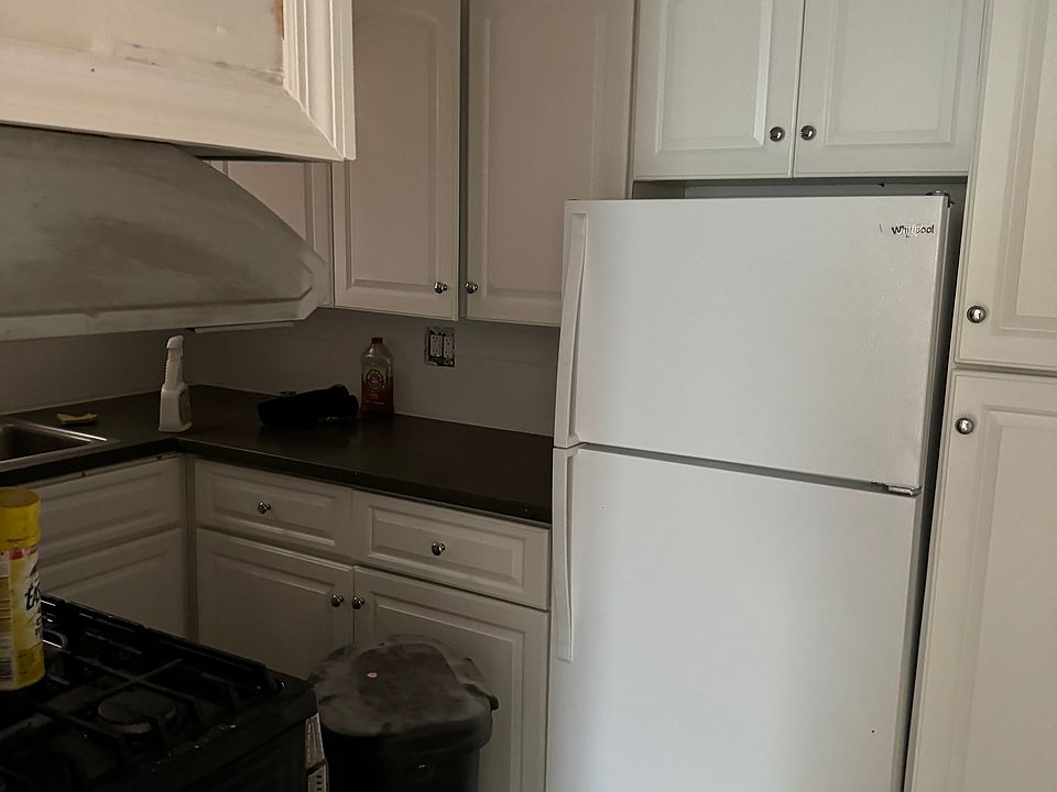 2nd image of 543 Warburton Ave #2