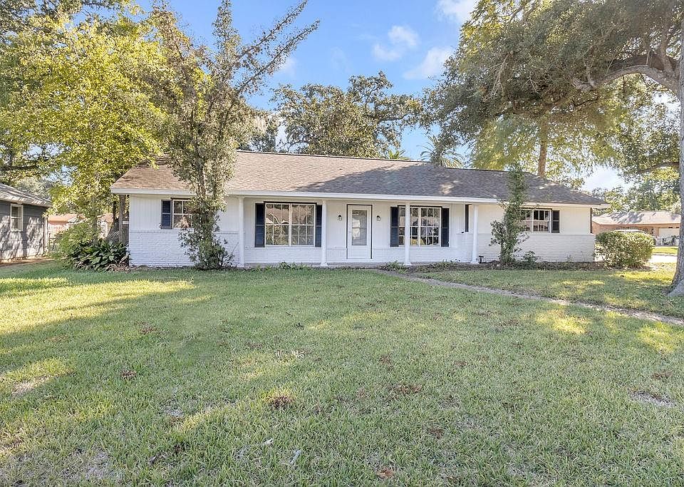 104 Chestnut St, Lake Jackson, TX 77566 | MLS #10252708 | Zillow