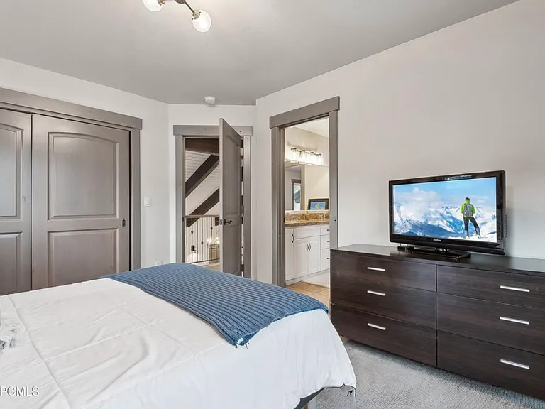 2060 Paddington Dr — Photo 24