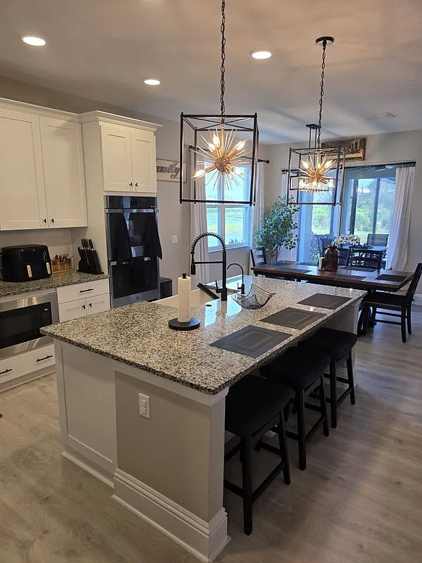 5 bed, 5.0 bath, 3761 sqft, $5,600 — Photo 4