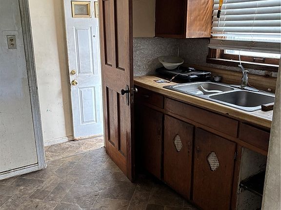 4th image of 16213 Glendale Ave
