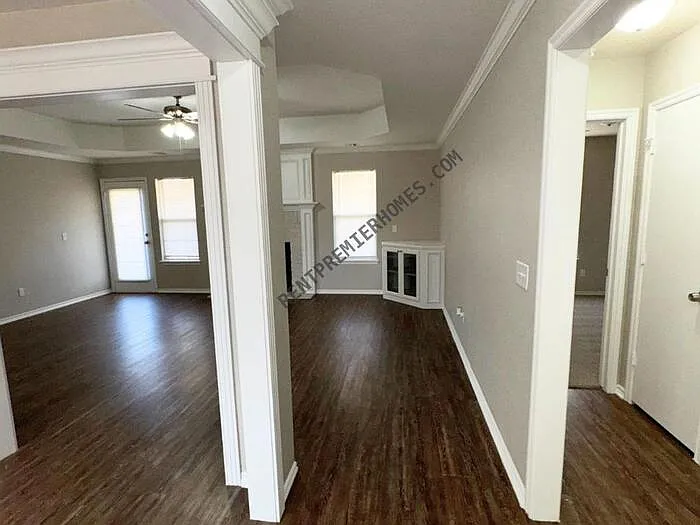 3 bed, 2.0 bath, 1718 sqft, $1,695 — Photo 3