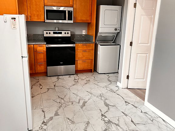 3rd image of 10503 Woodley Ave