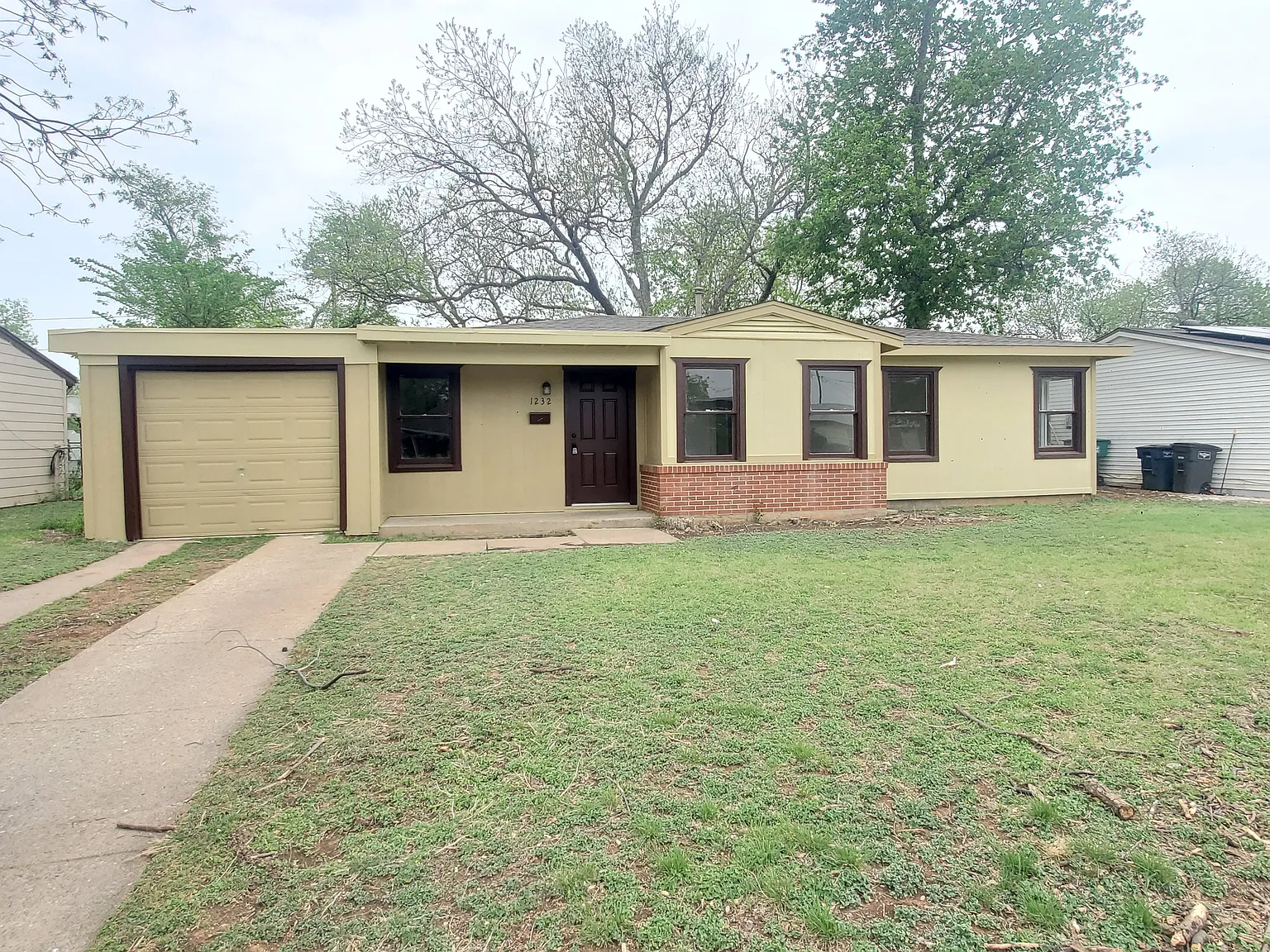 3-1 with Garage - S Fort Worth Near I-35 & I-20 — Photo 1