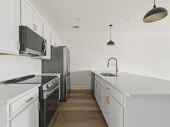 3rd image of 105 Maplebrook Way