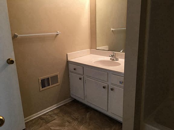 2nd pic of large Hollywood bath. 