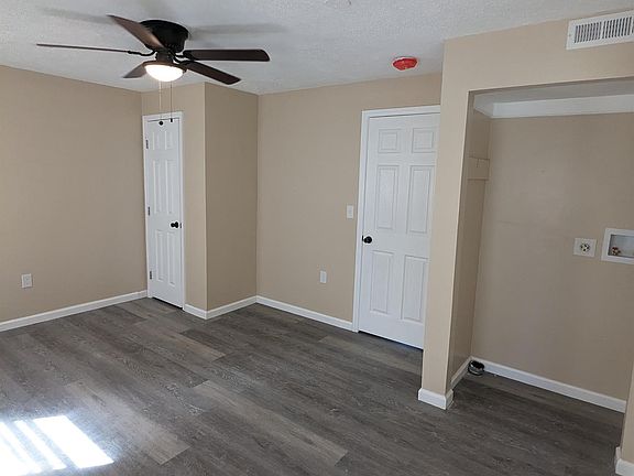 4th image of 112 Colonial Ct #18