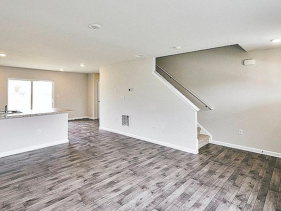 3rd image of 429 Creekside Trl