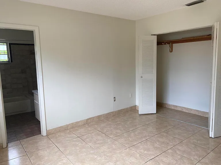 1050 NW 100th St — Photo 10