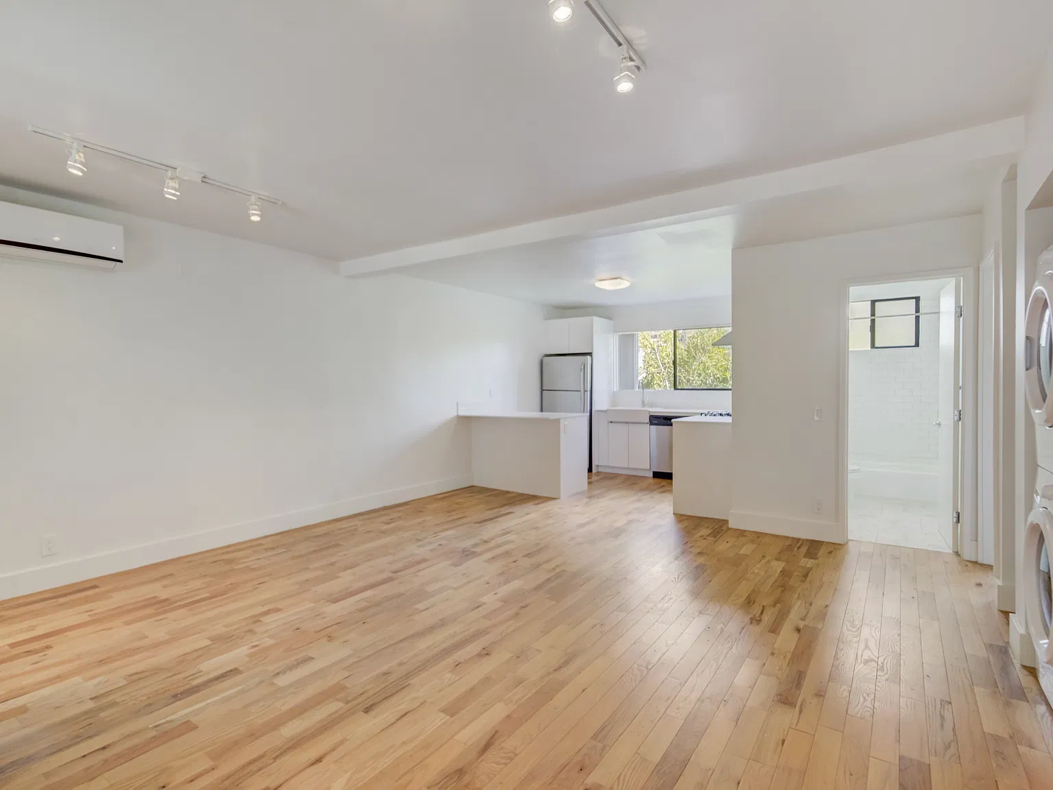 2 bed, 800 sqft, $3,300 — Photo 3