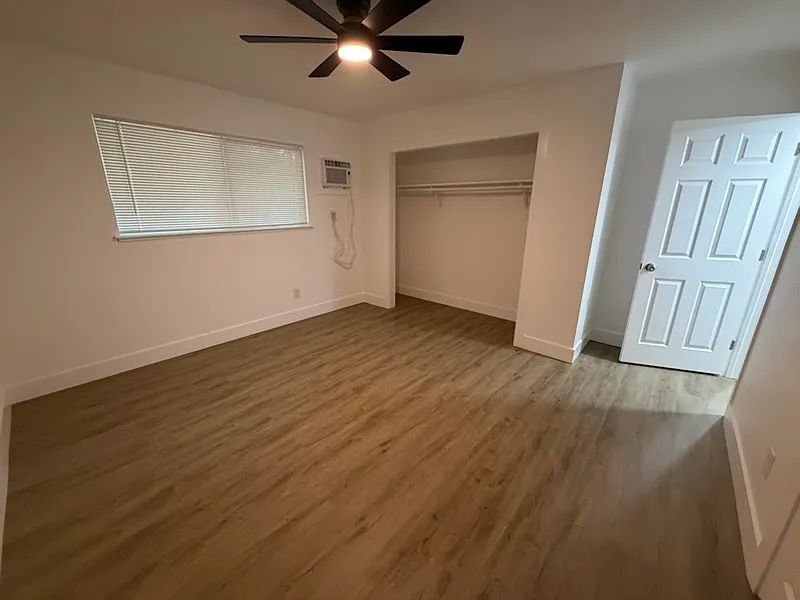 550 Las Palmas Avenue - 1 — Photo 2