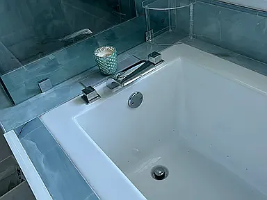Master bathroom deep air tub