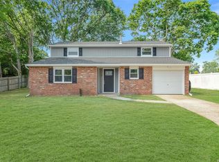 5 Savoy Ct, Selden, NY 11784