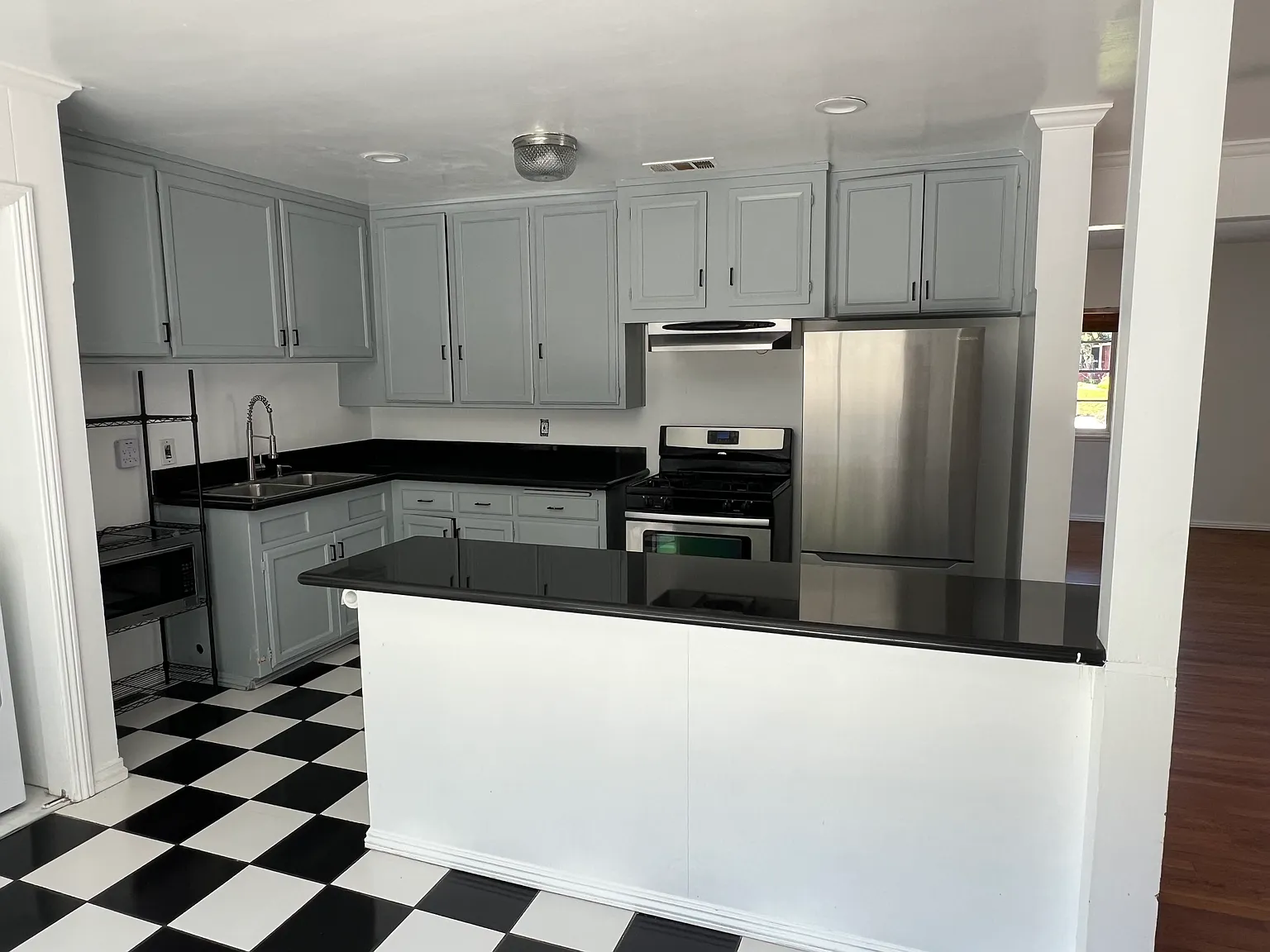 3 bed, 1570 sqft, $4,200 — Photo 4