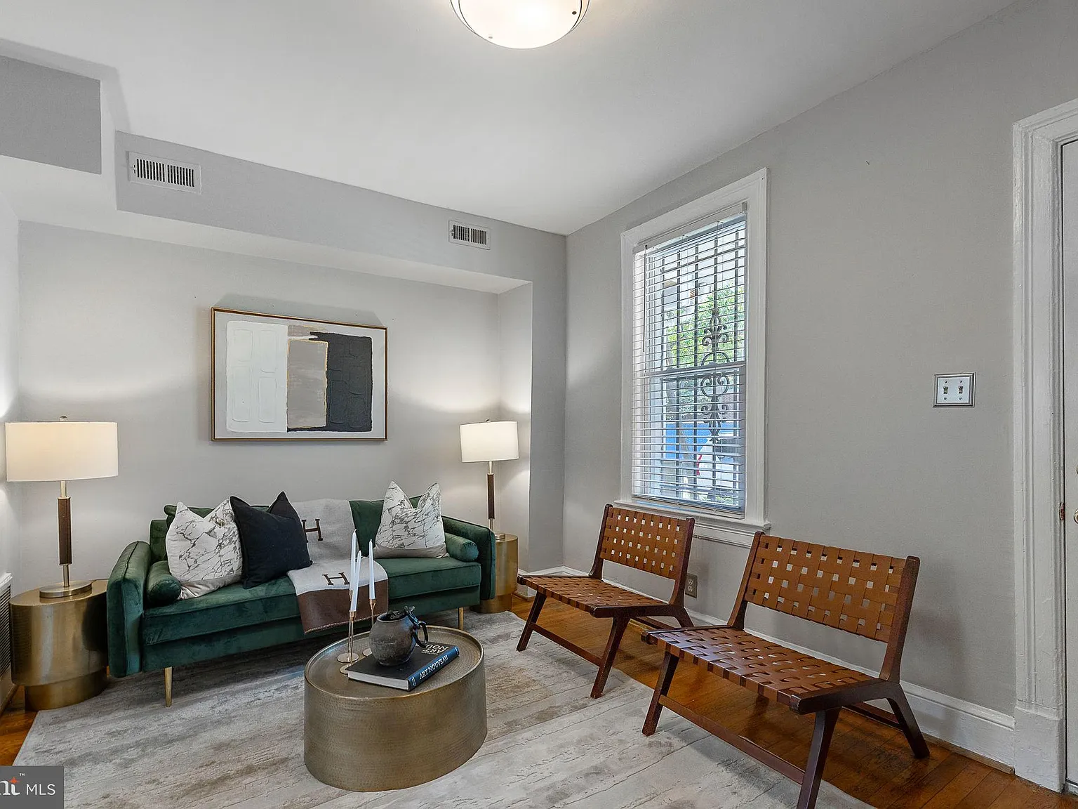 2 bed, 1.0 bath, 896 sqft, $2,400 — Photo 2